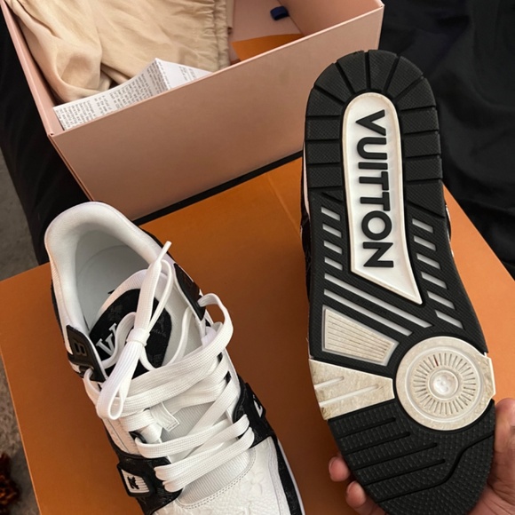 Louis Vuitton - Picture 4 of 8